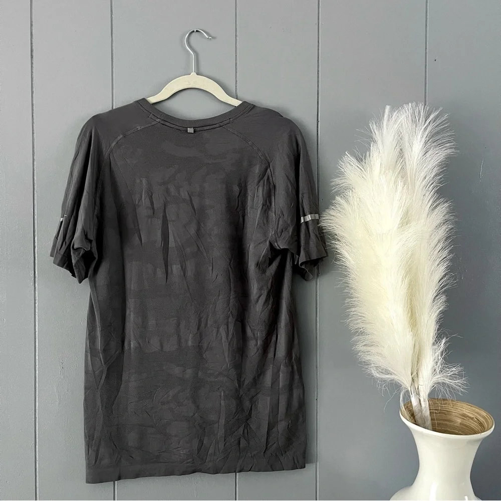 NWT Men’s Nike Running Tee - Picture 3 of 4